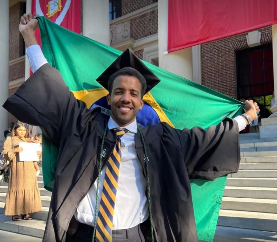 Negro e ex-aluno de escola pública, paracatuense se forma em Harvard