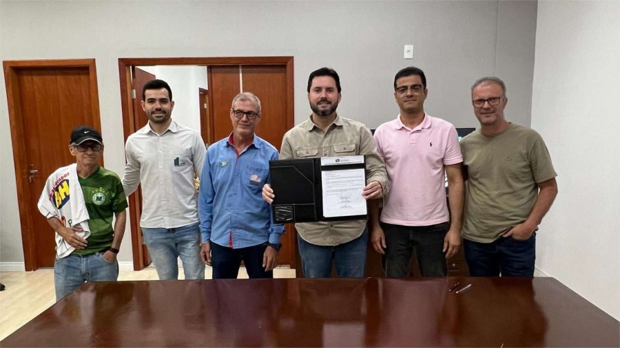 Prefeito de Patos de Minas assina ordem de serviço para construção do centro de treinamento esportivo do Vila Esporte Clube