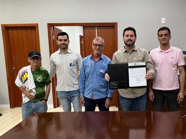 Prefeito de Patos de Minas assina ordem de serviço para construção do centro de treinamento esportivo do Vila Esporte Clube