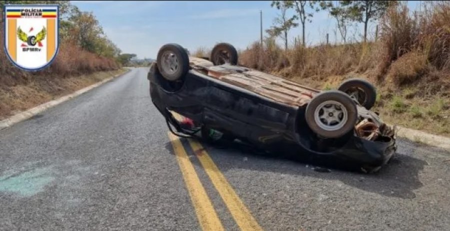 Motorista embriagado de 45 anos perde controle, capota veículo e mulher morre na LMG 740, em Lagoa Grande