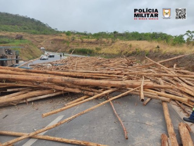 Caminhão carregado de eucalipto tomba e interdita BR-146 em Serra do Salitre