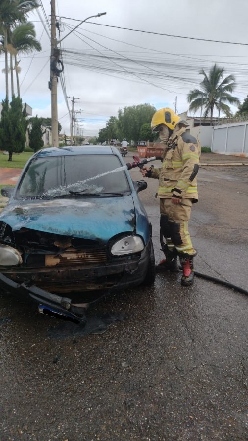 Corpo de Bombeiros presta socorro a um veículo em chamas no bairro Boa Vista