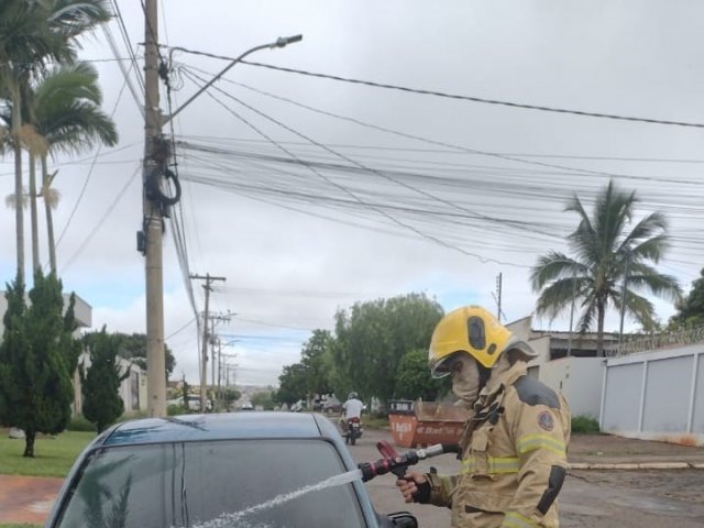 Corpo de Bombeiros presta socorro a um veículo em chamas no bairro Boa Vista