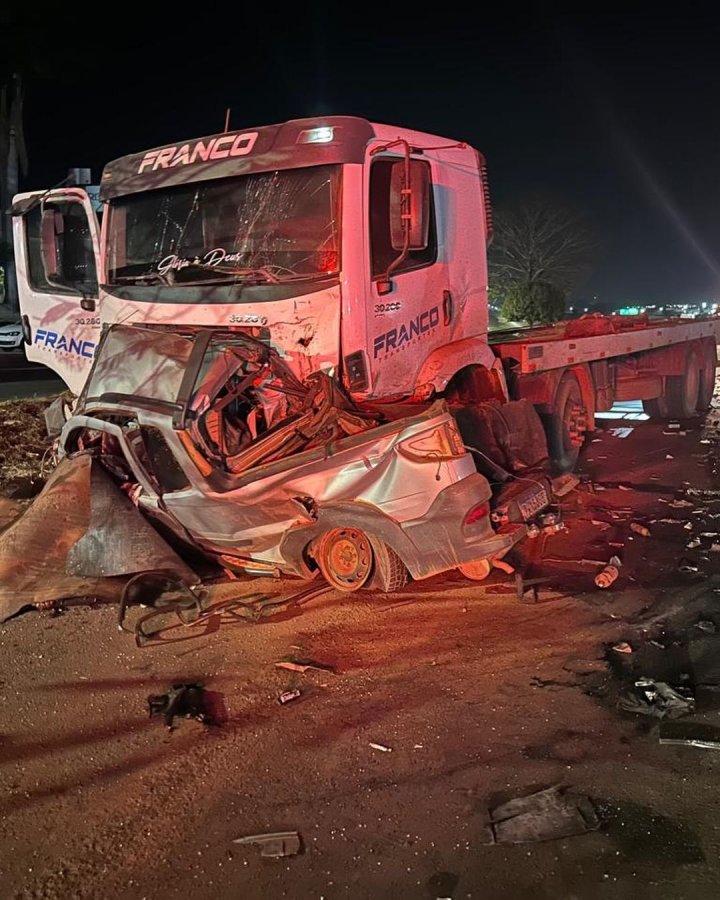 Acidente fatal na BR-365: Colisão entre Fiat Strada e guincho deixa motorista em óbito