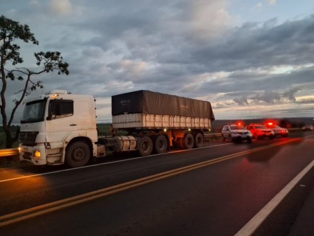 PM recupera caminhão roubado com 15 toneladas de café em Patrocínio