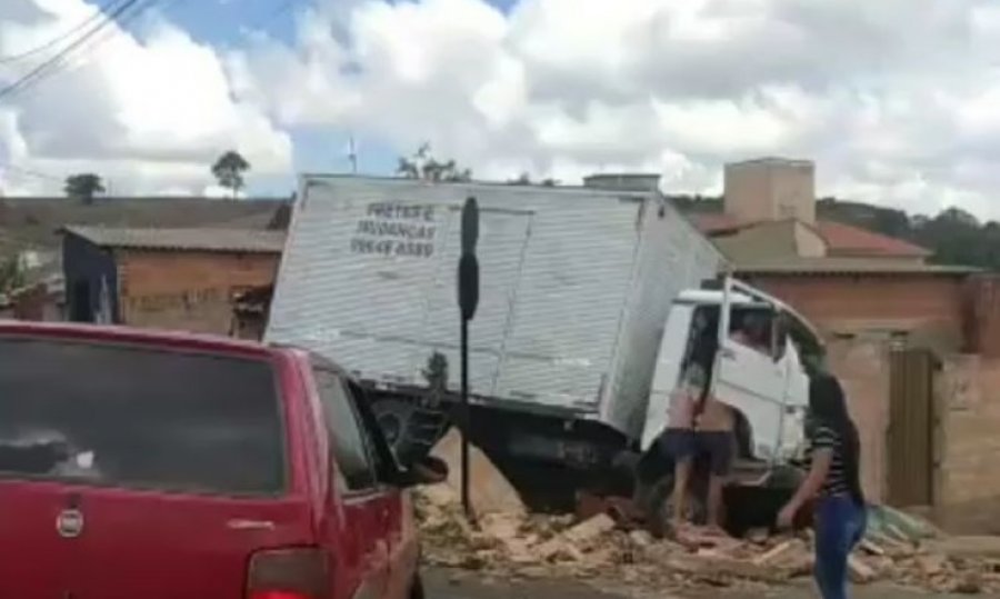 Motorista perde o controle do caminhão e bate em residência no bairro Morada do Sol