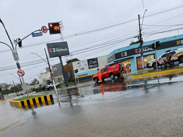 3° Companhia do 12° Batalhão de Bombeiros Militar em Patrocínio atende ocorrência de alagamento.