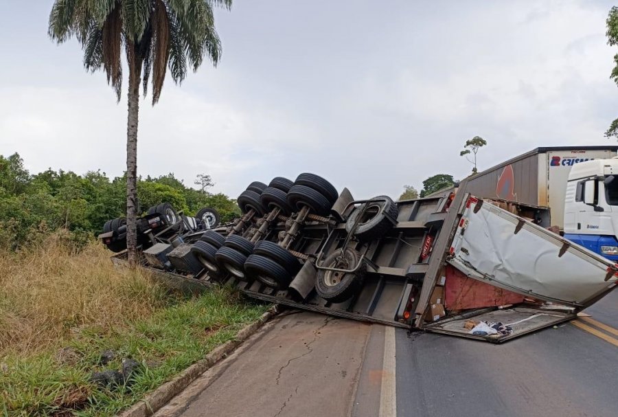 Caminhão carregado com roupas tomba na BR-365 em Varjão de Minas