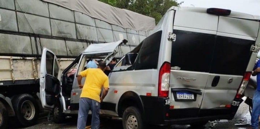 Duas pessoas morrem em batida entre van e caminhão na MG-423