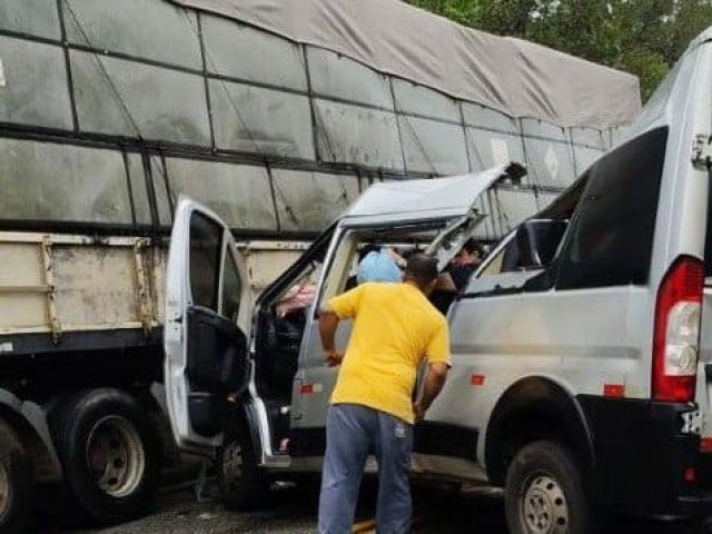 Duas pessoas morrem em batida entre van e caminhão na MG-423