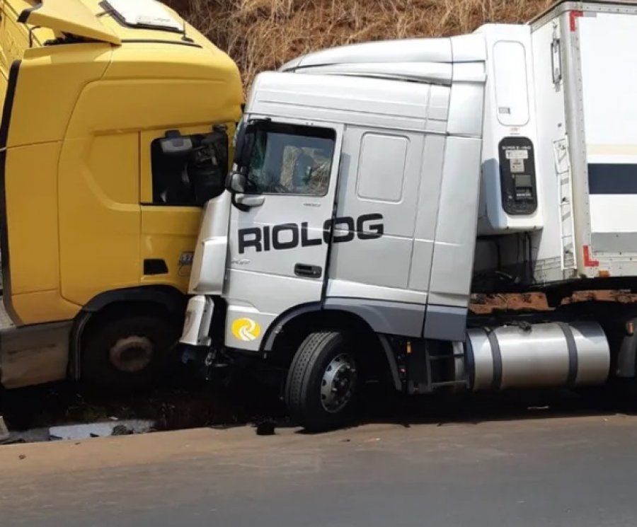 Um morre e três ficam feridos em batida entre caminhonete e caminhão na  BR-262, Triângulo Mineiro