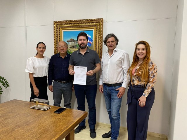 Falcão assina contrato entre a Prefeitura de Patos de Minas e o Consórcio Ilumina Patos