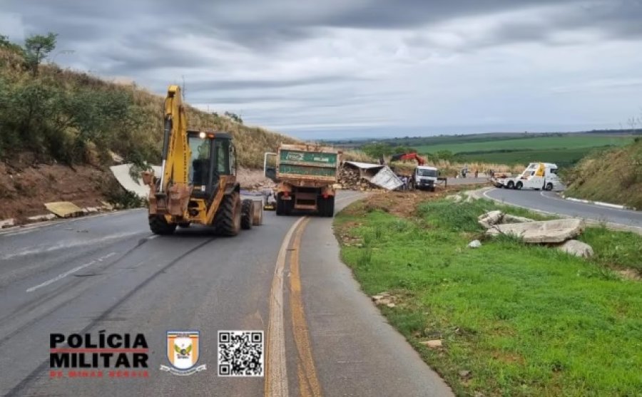 Caminhão tomba e interdita BR-146 em Serra do Salitre