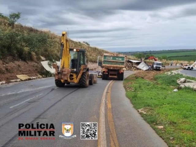 Caminhão tomba e interdita BR-146 em Serra do Salitre