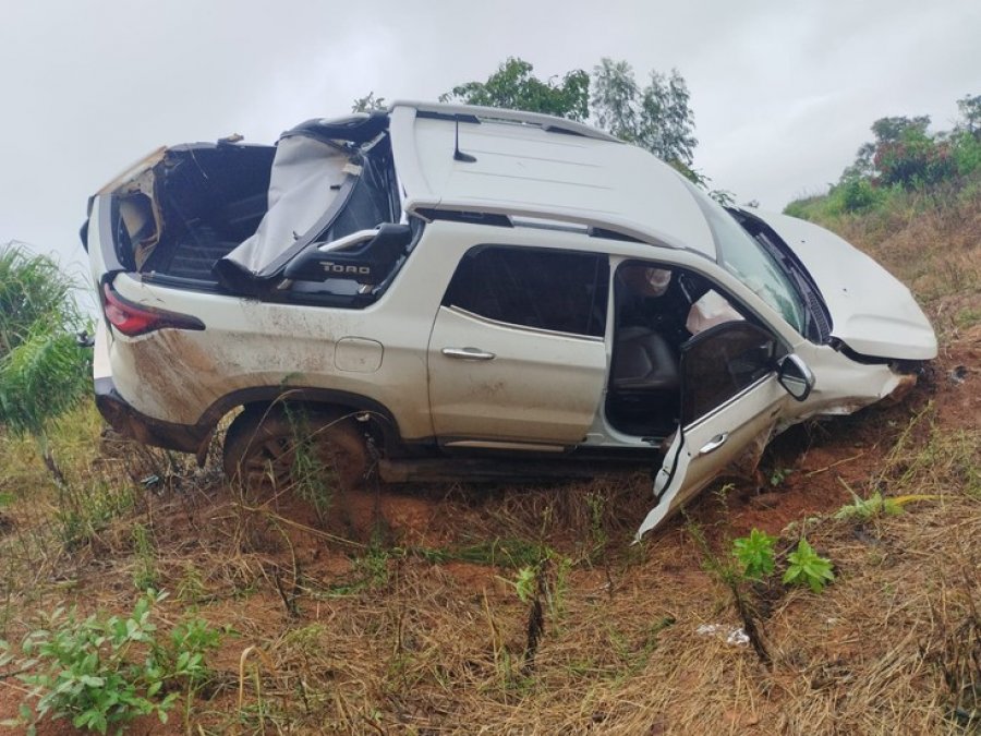 Carro aquaplana e sai da pista na BR-352; casal fica ferido