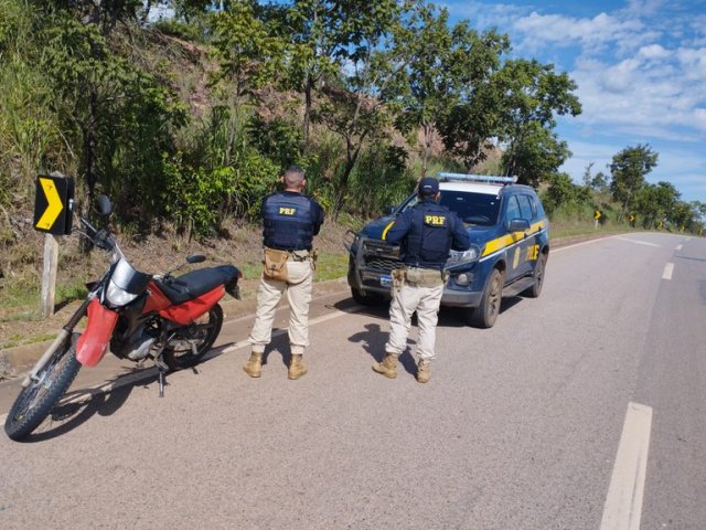 Na cidade de Paracatu, PRF captura indivíduo e recupera moto roubada