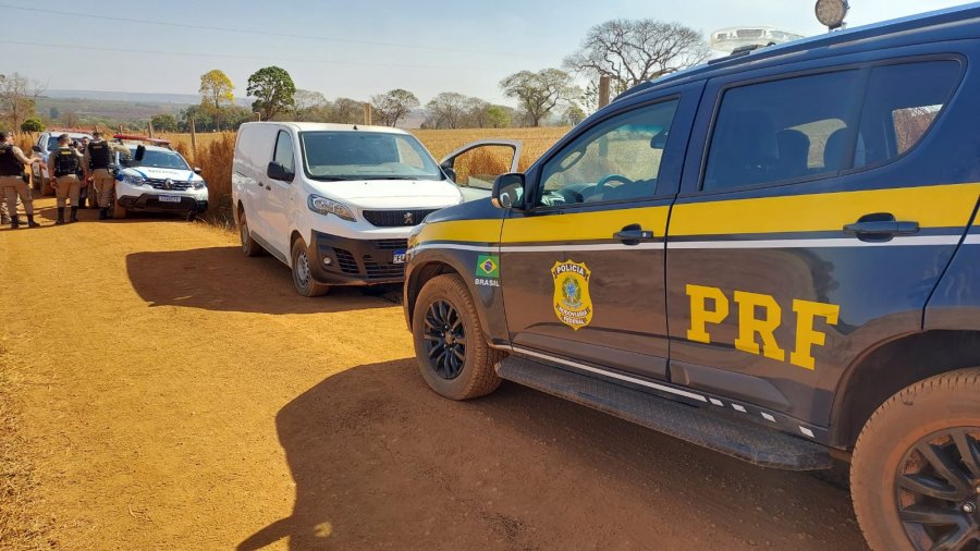 PRF de Patos de Minas recupera veículo adulterado suspeito de envolvimento em roubo de carga no Triângulo Mineiro