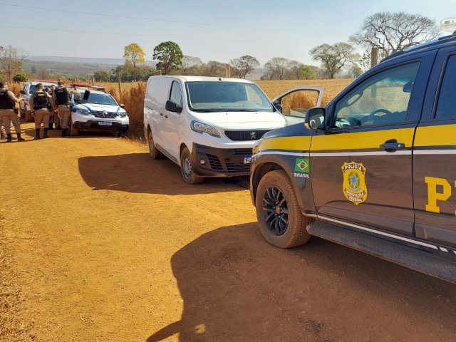 PRF de Patos de Minas recupera veículo adulterado suspeito de envolvimento em roubo de carga no Triângulo Mineiro