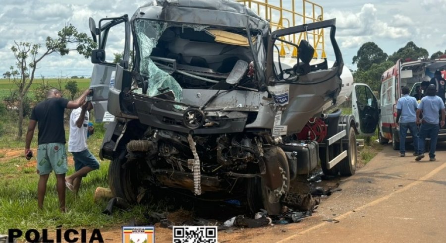 Acidente grave na BR-354 em São Gotardo deixa motorista preso às ferragens