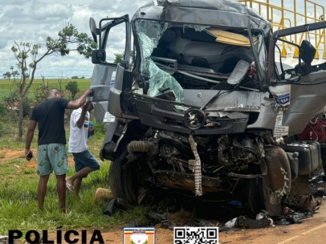 Acidente grave na BR-354 em São Gotardo deixa motorista preso às ferragens