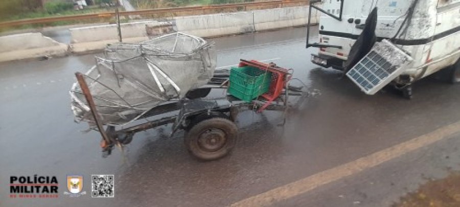 Veículo tomba na BR-352 durante forte chuva em Patos de Minas