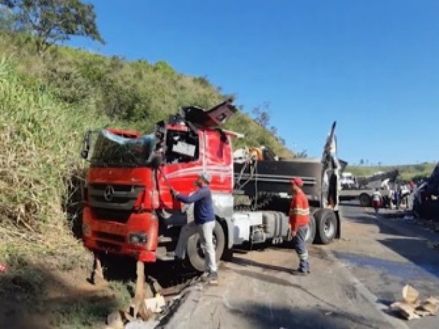 Duas carretas e um caminhão se envolvem em acidente na BR-262