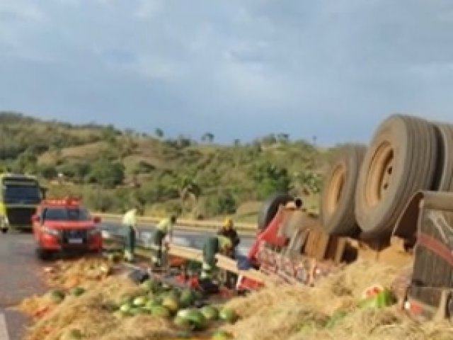 Caminhão carregado de melancias tomba na BR-050 e motorista morre preso nas ferragens