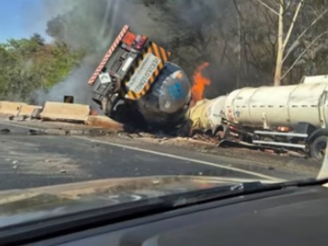 Colisão entre carretas na BR-050 causa congestionamento