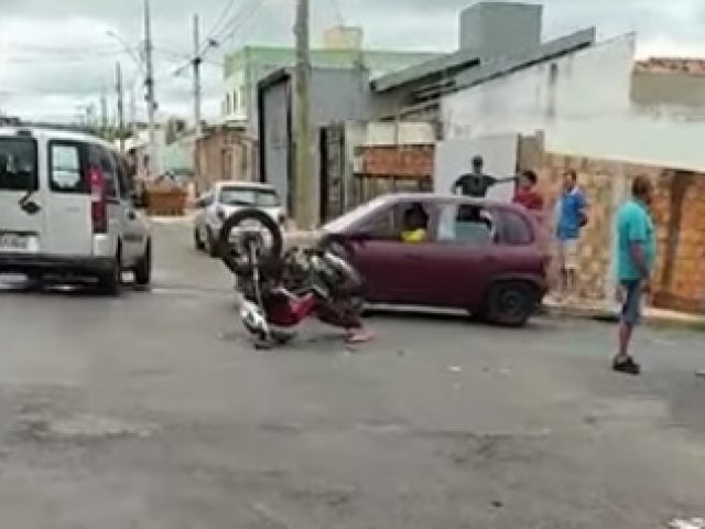 Moto chama atenção por ficar de pneus pro ar em Patos de Minas após colisão