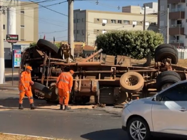 Caminhão carregado com telhas tomba em Patos de Minas