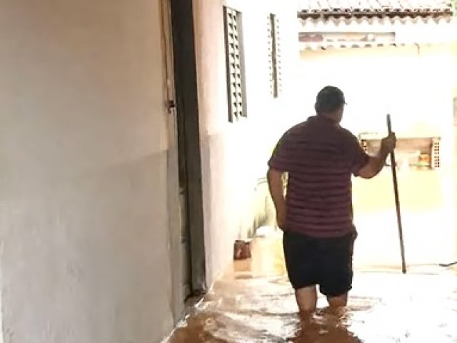 Vídeo: Casas começam a ficar inundadas em Patos de Minas