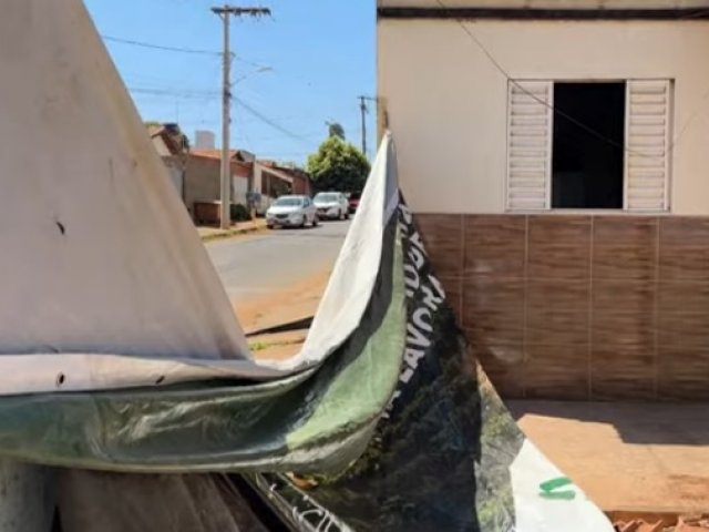 Caminhão com motorista embriagado invade casa em Patos de Minas 