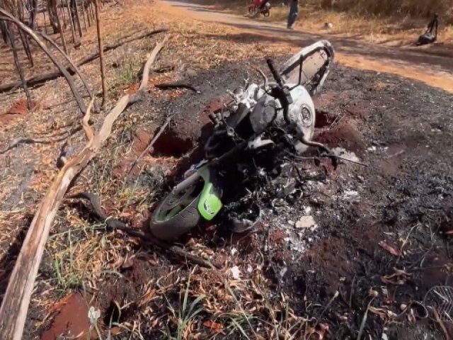 Motociclista se acidenta ao desviar de tatu e moto pega fogo em Araxá