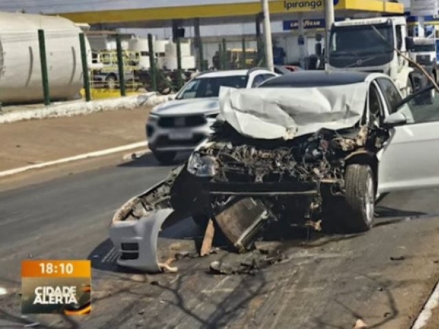 Colisão entre carro e caminhão-pipa deixa motorista ferido em Patos de Minas